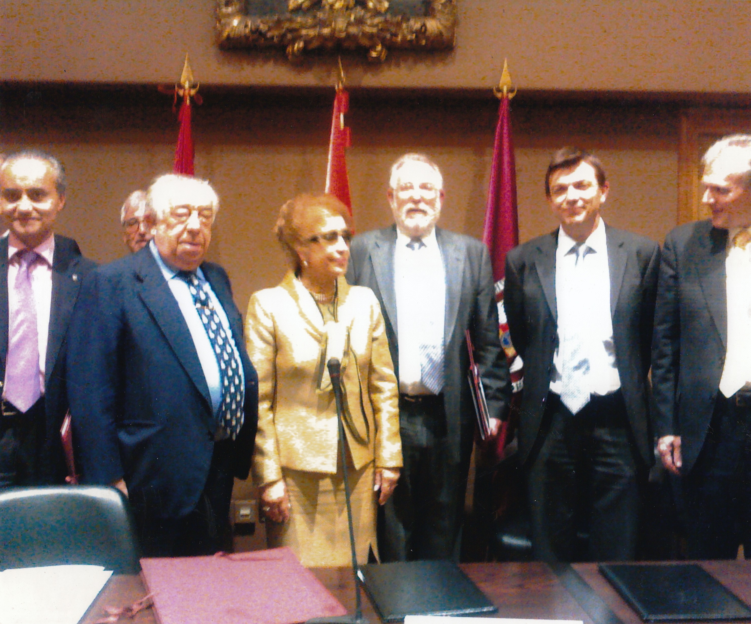 El Doctor Pedro Mata en el centro, junto a la Presidenta de la Asociación, el Rector y Vicerrector de Ordenación Académica de la Complutense y de diversos miembros de la Directiva de APRASUC